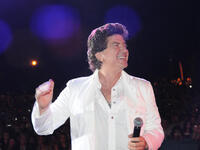 Arabic returnee singer Waleed Tawfeeq held a concert in North Tripoli, hosted by Manar University for Tourism.