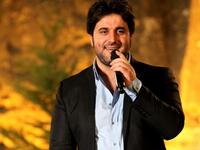 Melhem Zein on-stage in front of a 4,000-strong audience, from all over Lebanon, at the historic Fakra Castle.
