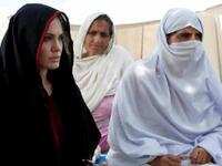 Angelina Jolie, 'Mother Teressa' to World Refugees, spent time in Ramadan, 2010, in a Pakistan refugee camp - donating
generously to refugees. While she would have donned the traditional head scarf any time of 
year, she took extra care to veil her whole head during this symbolically Muslim month.