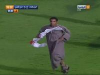 الراجل أبو جلابيه، قال تعليق ساخر: "أفاد مصدر مسئول ان هناك صله قرابه وثيقه تربطه بالرجل اللى كان واقف ورا عمر سليمان".
