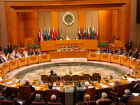 ‎عمل مبارك على عودة العلاقات مع الدول الإسلامية والعربية، وعودة مقر الجامعة العربية للقاهرة في العام ١٩٨٩‫‬.