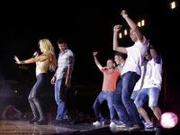 Latin spirit, love and FC Barcelona revelry came together: Shakira invited the winning football Champion League team-mates in a celebratory dance, led by her and their defender Gerard Pique. Here on stage at her Barcelona concert. 