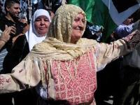 
الأم الفلسطينية الحجة أم محمود ابو شريفة من مخيم الجلزون برام الله لها ولدان أسيران بالإضافة الى ٤ من أحفادها في سجون الاحتلال. كانت ترقص وتغني وتزغرد وكانت فرحتها كبيرة فلما سئلت هل يوجد لك أقرباء من المفرج عنهم؟ قالت : لا ولكن الأسرى كلهم أولادي.