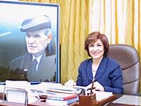 الدكتورة بثينة شعبان تشغل حاليا منصب مستشارة إعلامية للقصر الجمهوري وقد بدأت مسيرتها السياسية كمترجمة للرئيس الراحل حافظ الأسد. 