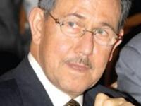 فواز الأخرس، والد أسماء دبيلوماسي  وطبيب قلب ومؤسس للجمعية البريطانية السورية ويعتقد بأنه قد استفاد من زواج ابنته ببشار الأسد.
