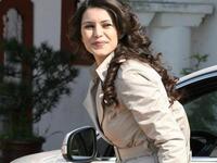 Clothes n Cars: Here Samar dresses to coordinate with her car, not bags or shoes. Again, this is how the other side lives.