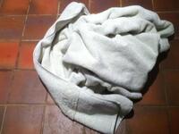 مناشف ملقاة خارج باب الغرفة 