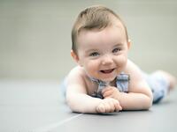 "أم البنت مسنودة بخيط و أم الصبي مسنودة بحيط " وهو مثل عنصري جداً لا يزال يرى قائلوه أن االمرأة التي تلد ذكرا ، أفضل من المرأة التي تلد أنثى.