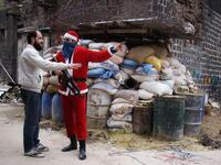 بابا نويل في حلب وهو يحمل السلاح الرشاش
