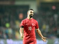 لاعب الوسط التركي آردا توران (29 عاماً): أحد أبرز اللاعبين الأتراك عبر التاريخ، قائد ومحارب يتميز بمهاراته الفردية ورؤيته الميدانية. لم ينجح في إثبات نفسه مع برشلونة حتى الآن نظراً لقلة مشاركاته، ولكنه يعد مع ذلك نجم منتخب بلاده الأول ومصدر الخطر الأبرز.
