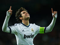 لاعب الوسط المهاجم البرازيلي كاكا: دفع ريال مدريد 68.5 مليون يورو لضمه من ميلان عام 2009، ليقدم موسماً أول مميز، لكن قدوم مورينيو عام 2010 كلف أفضل لاعب في العالم لعام 2007 مركزه الأساسي علماً بأن الإصابة ساهمت في ابتعاد نجم الروسونيري كذلك عن المشاركات.