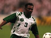 المدافع السعودي محمد الخليوي: شارك في 163 مباراة دولية ما بين عامي 1992 و2001 (8 أعوام و350 يوماً).