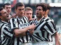 كريستيان فييري

لعب المهاجم الإيطالي السابق موسماً مع يوفنتوس (1995-1996) ثم انتقل لصفوف أتلتيكو مدريد الموسم التالي.

وتألق فييري بشكل أكبر في إسبانيا، خاض 32 مباراة مع الفريق المدريدي في مختلف البطولات مسجلاً إجمالي 22 هدف، مقارنة بـ 37 مباراة مع يوفنتوس، سجل خلالها 14 هدفاً.