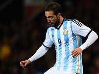 المهاجم الأرجنتيني غونزالو هيغواين: كان بإمكانه تمثيل فرنسا كونه ولد فيها، لكنه فضل لاحقاً الدفاع عن ألوان منتخب الأرجنتين (التانغو)