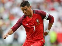 المهاجم البرتغالي كريستيانو رونالدو (ريال مدريد): يتقاضى 82 مليون دولار سنوياً من ضمنها راتب سنوي تصل قيمته إلى 53 مليون دولار.