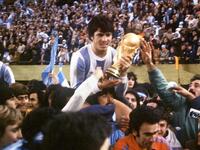 المدافع الأرجنتيني دانييل باساريلا، قائد منتخب التانغو الذي فاز بكأس العالم 1978، يعد من بين الأفضل على مر التاريخ في مركز متوسط الدفاع (القشاش).