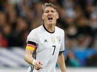 لاعب الوسط الألماني باستيان شفاينشتايغر: سيفتقد المانشافت عامل الخبرة المتمثل بنجم مانشستر يونايتد الذي سيغيب عن البطولة نظراً لإصابة قوية في الركبة.