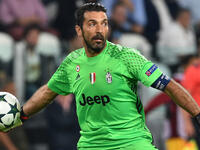 الحارس الإيطالي جيانلويجي بوفون: شارك في 167 مباراة دولية ما بين 1997 وحتى الآن (أكثر من 19 عاماً).