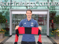 المهاجم السويدي زلاتان إبراهيموفيتش (مانشستر يونايتد): يتقاضى 37 مليون دولار سنوياً من ضمنها 7 ملايين دولار يتقاضها كعوائد من الإعلانات فيما يحصل على 30 مليون دولار كراتبٍ سنوي.