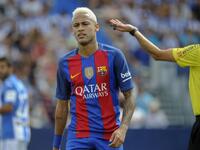 المهاجم البرازيلي نيمار (برشلونة) بطول 175 سم.
