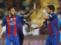 10- البرازيلي نيمار دا سيلفا والأوروغواياني لويس سواريز (برشلونة الإسباني): 262 ألف جنيه استرليني (14 مليون سنوياً).