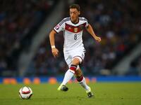 لاعب الوسط الألماني مسعود أوزيل (27 عاماً): يعد تذبذب مستواه نقطة لطالما عرضته للانتقادات رغم موهبته الاستثنائية في صناعة اللعب والتمرير الدقيق والذكي، بدأ موسمه مع آرسنال بشكل رائع قبل أن يتراجع لاحقاً، إلا أن المدرب يواكيم لوف سيعتمد عليه بصورة أساسية خلال البطولة مع ذلك.