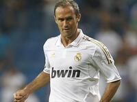 10- البرتغالي ريكاردو كارفاليو: انتقل من بورتو إلى تشلسي بقيمة 26.5 مليون يورو. يعود الفضل لظهوره لمواطنه المدرب جوزيه مورينيو عام 2004، حقق 3 بطولات دوري و3 كؤوس إنجليزية قبل أن يغادر إلى ريال مدريد في 2010.