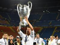 المركز الثالث: مهاجم منتخب البرتغال وريال مدريد كريستيانو رونالدو: قاد بلاده للفوز بلقب يورو 2016 للمرة الأولى، ومنح الميرينغي اللقب الـ 11 في دوري أبطال أوروبا، إضافة لكأس السوبر الأوروبي وكأس العالم للأندية، وتوج عامه بجائزة الكرة الذهبية.