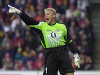 الحارس الدنماركي بيتر شمايكل (غلادساكسي هيرو وهفيدوفري وبروندبي ومانشستر وسبورتنغ لشبونة وأستون فيلا ومانشستر سيتي).