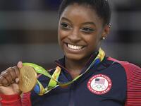 المركز السادس: الأميركية سيمون بايلز (جمباز): رغم قصر قامتها (142 سم)، إلا أن صاحبة الـ 19 عاماً سرقت الأضواء خلال أولمبياد ريو 2016، ليصل عدد متابيعها عبر حسابها على موقع "إنستغرام" لأكثر من 3 ملايين، كما أنها أكثر رياضية تم البحث عنها في جوجل.