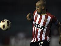 الأرجنتيني خوان فيرون انتقل من لاتسيو لمانشستر يونايتد مقابل 37.5 مليون جنيه استرليني عام 2001، وكان وقتها أغلى صفقة في تاريخ البريميير ليغ، ولكنه فشل في التأقلم مع أجواء الكرة الإنجليزية لينتقل بعدها إلى تشلسي وإنتر.