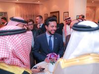 Crown Prince Al Hussein bin Abdullah II, meets with members of the Jordanian community in Bahrain and a group of Haqiq Initiative participants.
(Twitter/@RHCJO)