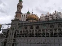 The Yan'anlu Mosque in Urumqi, Xinjiang closed off by razor wire, unable to be accessed by worshipers or tourists. Courtesy of Dr. Joanne Smith Finley