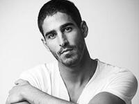 احمد شهاب الدين "فلسطيني الأبوين. لجأت عائلته إلى الكويت وعاش مراهقته في النمسا وهو فضولي بطبعه ومحب للتصميمات.يعمل أحمد صحفياً ومراسلاً ومنتجا لبرنامج VICE على قناة HBO وقد رُشح لجائزة Emmy. وظهر على قائمة أفضل 100 شاب عربي مؤثر.