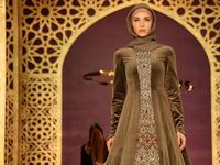 وسط إقبال منقطع النظير، أكبر عرض في تاريخ الشيشان لأزياء "المساء والسهرة"،  استعراض فساتين السهرة "ذات الطبيعة الإسلامية".
