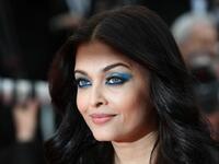 آشواريا راي:
الهندية التي أدهشت العالم بملامحها الرائعة الجمال عندما فازت باللقب عام 1994، والتي تعد واحدة من أشهر نجوم الأفلام الهندية.