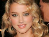 بيكسي لوت هي مغنية إنجليزية، وراقصة وممثلة وأيضا كاتبه أغاني. أول ظهور لها كان عبر ألبومها (ماما دو) الذي صدر في يونيو 2009، وجاءت في المركز الخامس في قائمة أجمل النساء لعام 2016.
