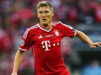 الألماني باستيان شفاينشتايغر: حوله لويس فان خال من الجناح الأيمن إلى لاعب وسط مدافع، ليصبح نجم المانشافت سريعاً نقطة محورية في بايرن ميونخ نظراً لالتزامه وتفانيه الكبيرين، وقدرته على التحكم بنسق اللعب.