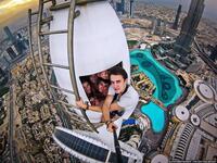 selfies on Dubai skyscraper (verbalistseducation.com)