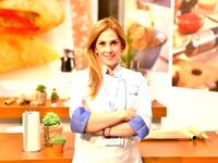 الشيف ديما حجاوي أردنية الجنسية بدأ شغفها بالطهي والطعام منذ طفولتها،حيث تأثرت بوالدتها التي كانت تعد الوجبات الصحية.وخلال السنوات،تمكنت ديما من تطوير أسلوبها الخاص في الطهي الذي يمزج بين الأطباق العربية والعالمية.