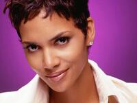 "هالي بيري"
تعرضت للضرب على يد صديقها السابق مما أفقدها 80% من السمع في أذنها اليسرى.