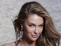 جنيفر هوكينز:
الأسترالية  التي وصفت بأنها أجمل ملكة شاركت في المسابقة على الإطلاق وذلك في 2004، وهي مقدمة عروض تلفزيونية في سدني.
