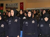 في تشرين الأول / أكتوبر 2013، رفعت تركيا الحظر المفروض على ارتداء النسوة للحجاب في مؤسسات الدولة، ونفى أردوغان أي نية من جانبه لفرض القيم الإسلامية على تركيا، ويقول إنه ملتزم بالعلمانية ولكنه يؤيد حق الأتراك في التعبير عن معتقداتهم الدينية بقدر أكبر من الحرية.
