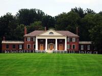 جيمس ماديسون: رابع رئيس للولايات المتحدة، كان يعيش في منزل يقع على 2650 فدانًا من الأراضي المحمية بإطلالات رائعة على جبال بلو ريدج على بعد ساعتين بالسيارة من واشنطن.
