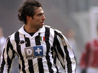 خوان إيسنايدر: خاض 46 مباراة بقميص أتلتيكو مدريد وسجل 21 هدفاً، لكن فترته مع يوفنتوس لم تكن بمثل نجاح فترته مع النادي المدريدي، لعب مع يوفي 25 مباراة سجل خلالها هدفين فقط.