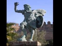 تمثال عبد الرحمن بن مروان الجليقي مؤسس بطليوس، أصله من أسرة إسبانية اعتنقت الاسلام. كان يسمى بالجليقي أسس بطليوس عام 875م ، وبنى فيها المساجد و المرافق و جعل منها مدينة مزدهرة لتكون واحدة من أقوى الممالك في الأندلس.