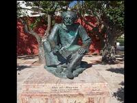 ضياء الدين المالقي. لقب بالمالقي لأنه ولد في قرية "بن المدينة" التي تقع بضواحي مالقة. اشتهر بابن البيطار لأن والده كان طبيباً بيطرياً ماهراً. توفي في دمشق سنة 1248. يعتبر  خبيرا في علم النبات والصيدلة، وأعظم عالم نباتي ظهر في القرون الوسطى.
