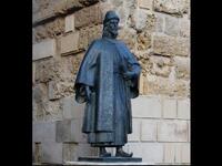 تمثال ابن حزم الأندلسي مؤسس المذهب الظاهري وصاحب كتاب طوق الحمامة الذي لا يزال يحيي العشق الأندلسي.