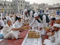 في السعودية تصل ساعات الصوم في رمضان إلى 15 ساعة، ودرجات الحرارة تتجاوز الأربعين درجة في أغلب أيام رمضان لتصل إلى 45 درجة.