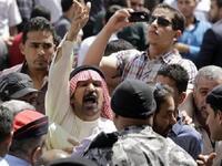 منذ سقوط بغداد والحرب المستمرة منذ 2003حتى الآن، كان أولى وجهات العراقيّ للجوء إلا أنه يصعب تحديد  شكل وأرقام حركة اللجوء العراقي نظرًا لعدم استقرار حركة اللاجئين، لكن بحسب تقديرات الحكومة الأردنية، يقطن اﻷردن ما يقارب 450.000 – 500.000 من العراقيين 